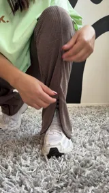 Calza de morley color marrón chocolate con textura acanalada, diseño de corte recto con abertura lateral inferior con cierre.