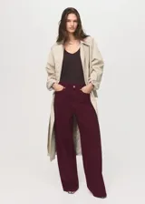 Jeans de tiro alto y estilo barrel con diseño balloon, cinco bolsillos, trabillas y cierre frontal de botón y cremallera.