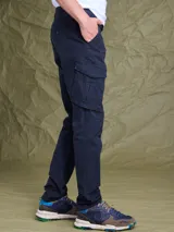 Pantalón cargo color azul marino, confeccionado en sarga de algodón con spandex. Presenta bolsillos laterales tipo cargo con solapa y etiqueta de la marca Benson & Thomas.