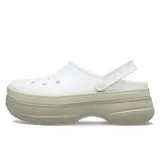 Zuecos Crocs modelo Classic Stacked de diseño slip-on, con capellada de color rosado claro y plataforma alta con suela dentada en tonos rosado medio y fucsia. Cuenta con perforaciones en el empeine para pines Jibbitz y tira trasera ajustable.