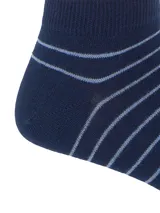 Medias cortas de algodón en color azul marino con diseño de rayas horizontales finas en tono celeste.