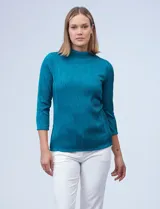 Blusa blanca texturada de poliéster y elastano, con cuello alto y mangas 3/4.