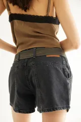 Short de jean de tiro alto con pinzas en la parte delantera, bolsillos y cierre frontal con botón metálico.