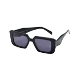 Lentes de sol con armazón rectangular de acetato en color negro y cristales oscuros. Presentan un diseño moderno con detalle de logo metálico dorado en las patillas.