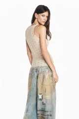 Musculosa de encaje color beige, con diseño semitransparente y estampado frontal con la frase 'once upon a time'.