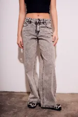 Pantalón de jean gris con efecto lavado, corte wide leg y tiro medio.