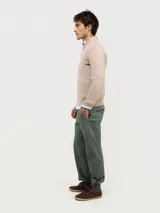 Pantalón chino de corte regular fit, confeccionado en gabardina con acabado desgastado. Presenta bolsillos laterales y traseros, con cierre de botón y cremallera.