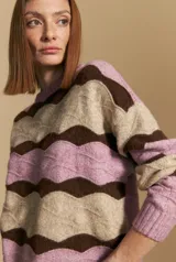 Sweater de tejido tramado con diseño de bloques ondulados en tonos tierra. Presenta cuello redondo, mangas largas y un calce relajado.
