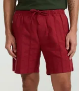 Bermuda de playa para hombre, de corte recto y color verde menta, confeccionada en algodón texturizado con diseño de rayas sutiles. Cuenta con cintura elástica con cordón de ajuste, bolsillos laterales y diseño sin estampas.