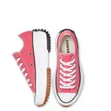 Championes Converse Run Star Hike de caña baja, color rosa con cordones blancos y suela de plataforma blanca con detalles en marrón y negro.