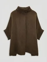 Capa tejida color fucsia, con cuello alto abotonado y mangas cortas estilo japonesa. Tejido de punto grueso.