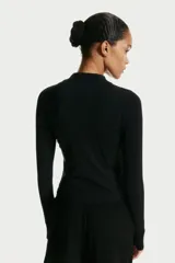 Campera deportiva de corte ajustado en tejido funcional con tecnología DryMove. Presenta cuello elevado, cierre frontal con protección para el mentón, mangas raglán extralargas con abertura para el pulgar y bolsillos laterales con cierre.