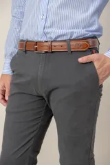 Pantalón de algodón twill con corte slim fit, color beige, de diseño clásico con bolsillos laterales y traseros.