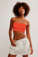 Top tipo bandeau ajustado, color blanco hueso, con tejido de punto acanalado.