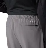 Pantalón técnico de senderismo color gris, con cintura elástica, rodillas articuladas, bolsillos funcionales y cremalleras en los tobillos para mayor comodidad.