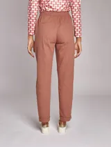 Pantalón de vestir verde oscuro, de corte recto, con cintura elástica ajustable con cordones, bolsillos laterales y ruedo con dobladillo.