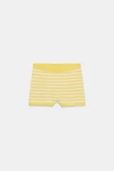 Shorts de punto a rayas horizontales en tonos amarillo y blanco, con cintura elástica.