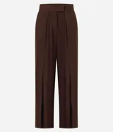 Pantalón sastrero wide leg color marrón, con diseño de perneras amplias, tiro alto y pinzas delanteras.