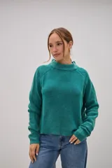 Sweater de punto color verde con cuello redondo y mangas largas.