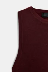 Top de punto color crema, sin mangas, con cuello redondo y corte ajustado.