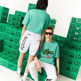 Remera verde con estampado del logo de Lacoste pixelado al estilo Minecraft y el logo de Minecraft debajo.