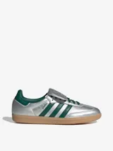 Zapatillas Adidas Samba LT plateadas con detalles en verde oscuro, suela de goma color caramelo y lengüeta plateada.
