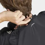 Remera de entrenamiento negra de corte clásico con cuello redondo, diseñada para atletas en silla de ruedas. Presenta un logo de las 3 Barras en el pecho y una espalda de malla para mayor ventilación. Confeccionada con tejido AEROREADY que absorbe la humedad.