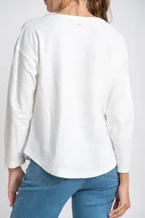 Sweater blanco de algodón peinado con elastano, de calce oversize y mangas largas.