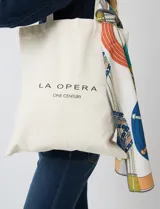 Pashmina cuadrada de seda y cashmere con estampado multicolor de motivos náuticos y geométricos.