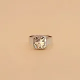 Anillo de plata 925 con aplique en oro 9k, con diseño de tijeras y peine cruzados. Ancho inferior de la alianza: 5mm. Grabado de fecha interno de obsequio.