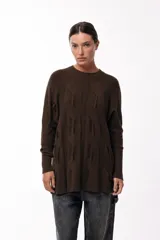 Sweater de punto color chocolate, con diseño de textura en relieve, cuello redondo y mangas largas con puños ajustados.