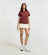Remera básica de manga corta y cuello redondo, confeccionada en algodón interlock. Presenta un diseño liso sin estampados, ideal para uso diario.