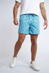 Short de baño con cintura elástica y cordón ajustable, confeccionado en tela ligera de secado rápido. Presenta un estampado botánico integral en tonos amarillos, blancos y azules, con dos bolsillos delanteros y uno posterior.