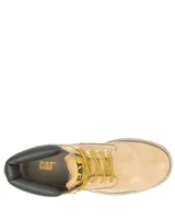 Bota Caterpillar modelo Colorado 2.0 de color tostado, confeccionada en cuero nubuck. Presenta cuello acolchado negro con detalles en amarillo con la inscripción de la marca, ojetes metálicos dorados, cordones bicolor y suela de goma tractorada.