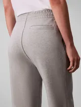 Pantalón deportivo de felpa francesa Calvin Klein, color gris, de corte recto con costuras frontales en relieve y cintura elástica.