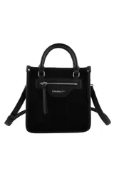 Cartera de mano Las Oreiro en color negro, con textura tipo gamuza, cierre frontal con bolsillo y correa ajustable extraíble.