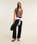 Blusa básica de manga corta con cuello en V, confeccionada en tejido de viscosa con elastano. Presenta un diseño liso y corte ajustado.
