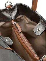Cartera tipo tote de cuero color gris plomo, con doble asa corta y correa larga ajustable de color tostado. Presenta herrajes plateados y el logo de la marca grabado en la parte frontal.