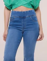 Jegging bootcut de tiro alto confeccionado en denim azul, con cintura ancha elastizada estilo pull-on, bragueta simulada, bolsillos delanteros curvos y corte semi acampanado en las piernas.