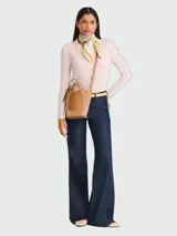 Bolso crossbody Longchamp modelo Complice Softy XS, de cuero tostado, con doble asa superior y correa ajustable para el hombro. Presenta un bolsillo frontal redondo y cierre superior.