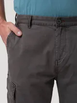 Pantalón cargo color gris oscuro, con corte recto, bolsillos laterales y bolsillos cargo con solapa. Confeccionado en una mezcla de algodón y spandex con tecnología Natural Flex.