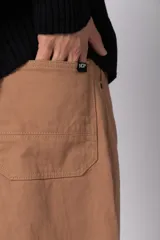 Pantalon de corte baggy con diseño amplio y relajado, confeccionado en gabardina color tostado.