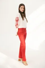 Blazer azul de corte recto, con solapas y cierre con dos botones.