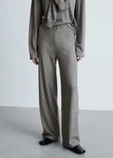Pantalon de punto fino con diseño palazzo, tiro alto y cintura con goma elástica.