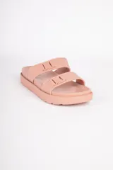 Sandalias abiertas color verde claro, con dos tiras anchas con diseño en relieve y plataforma de 4cm.