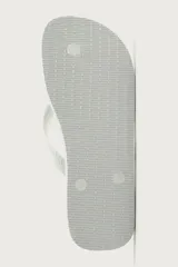 Sandalias de goma blanca Havaianas x Zara, con suela plana con relieve y tiras en el empeine con textura.