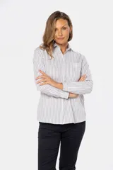 Camisa de manga larga con rayas verticales grises y blancas, corte holgado y bolsillo en el pecho.