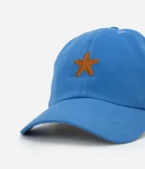 Gorra azul de sarga con visera curva, ajuste trasero y bordado de estrella de mar color naranja.