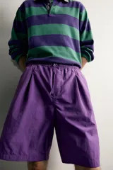 Pantalones cortos de Zara Athleticz confeccionados en tejido técnico ligero color violeta, con cintura elástica ajustable con cordón y pliegues frontales.