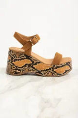 Sandalia con plataforma de cuero color camel y estampado animal print.